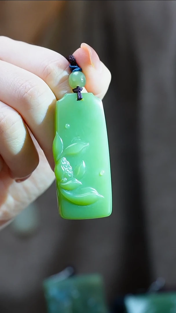 吊坠(赠链)未镶嵌和田玉荷花牌