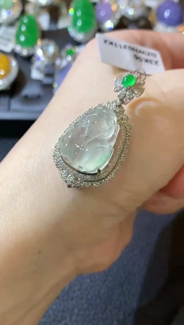 【闪购商品】翡翠吊坠(不含链)18K金镶嵌W25 