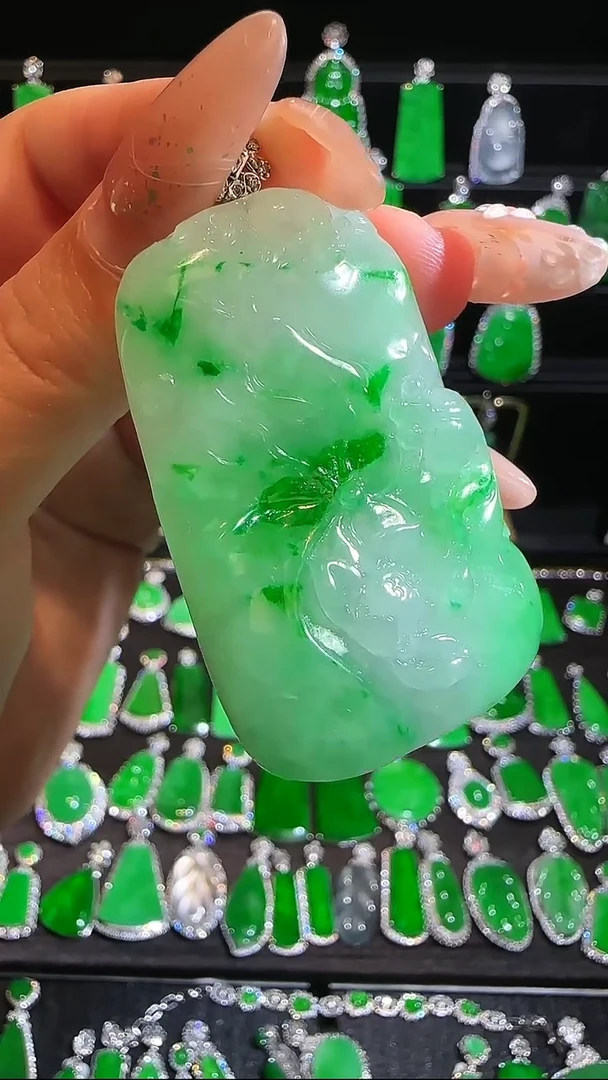 翡翠18K金镶嵌颈饰吊坠