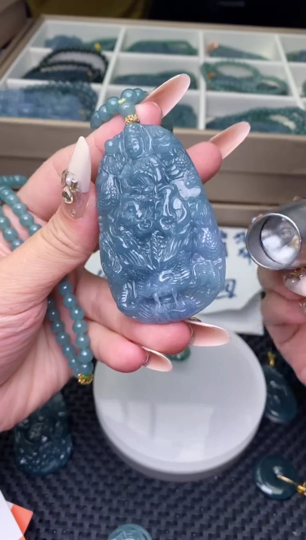 翡翠未镶嵌颈饰