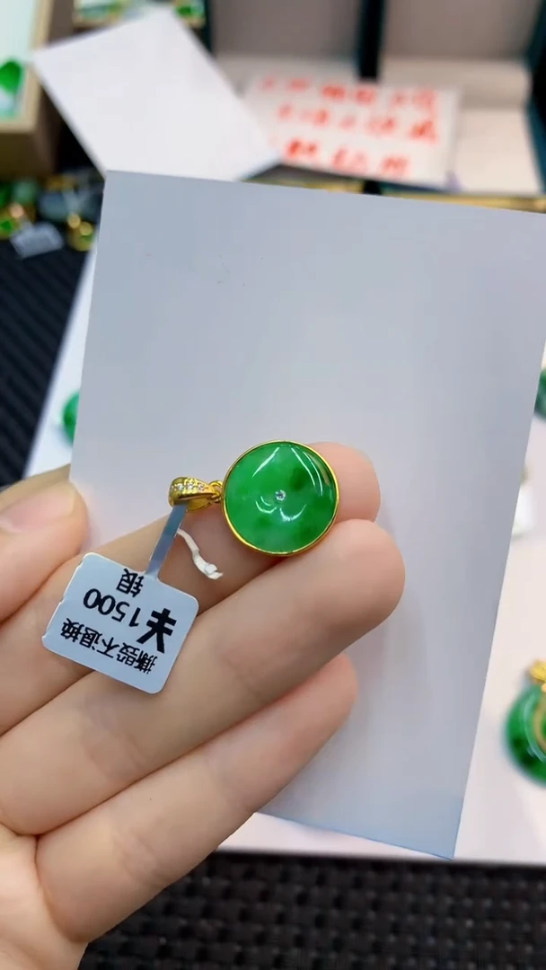 翡翠未镶嵌颈饰             1