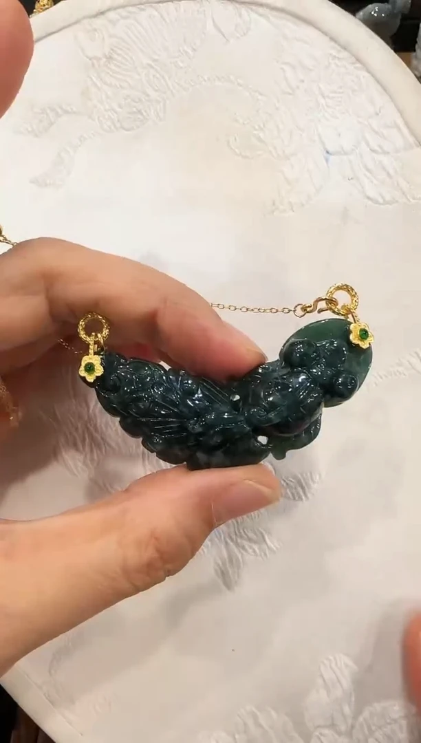 翡翠未镶嵌颈饰国风
