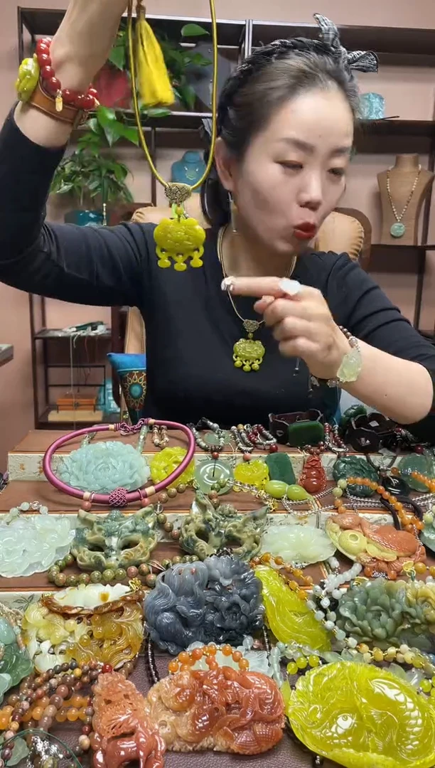 未镶嵌岫玉颈饰多样性发货发其中之一