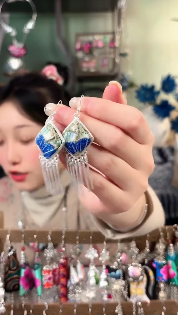 彩云南阁非遗老绣饰品409*