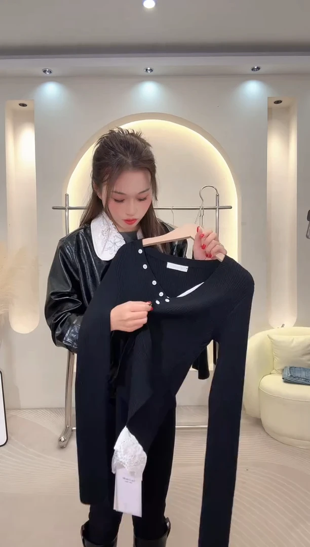 蕾丝黑色两件套打底衫