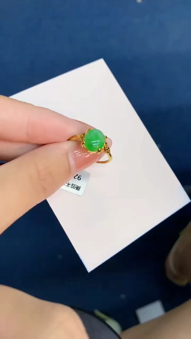 翡翠未镶嵌颈饰           1