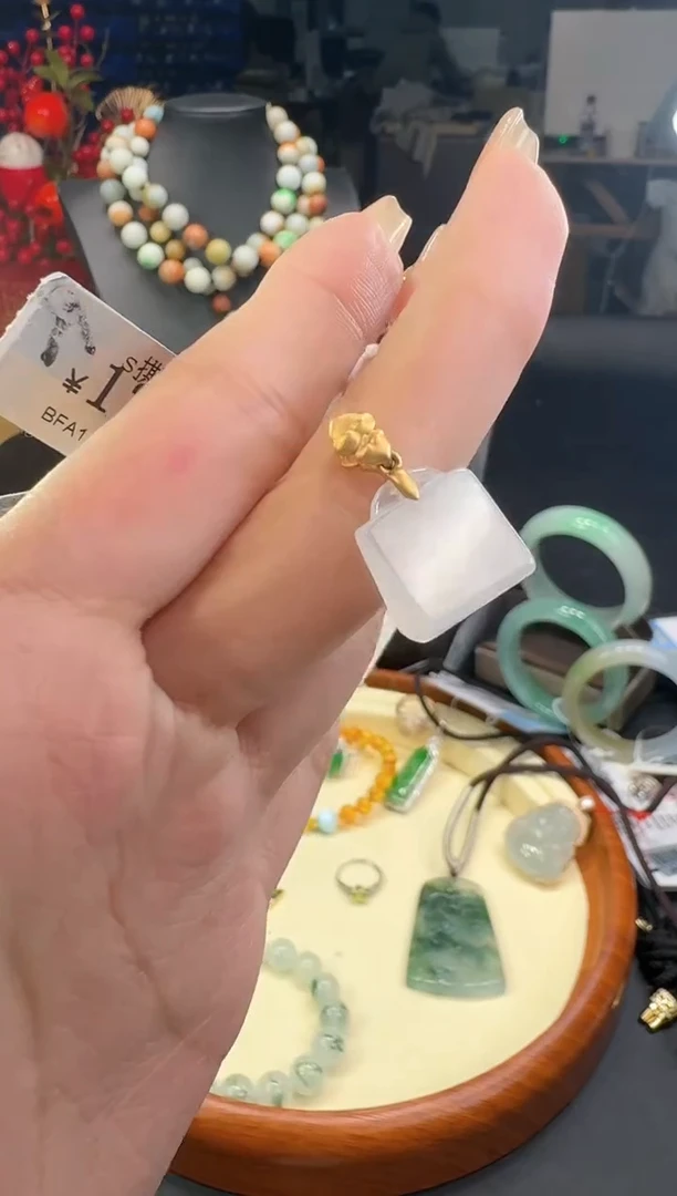 【闪购商品】翡翠颈饰18K金镶嵌吊坠