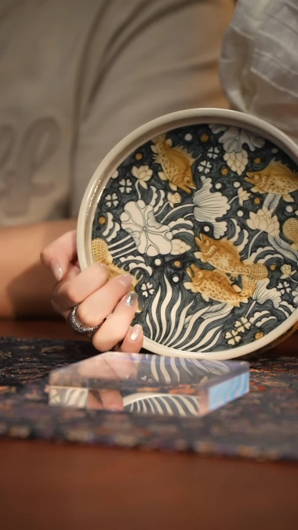 Q立勤堂青花釉里金九鳜壶承