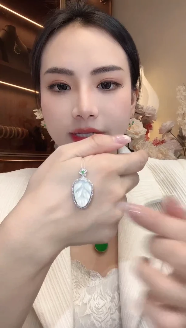 【闪购商品】翡翠吊坠(不含链)18K金镶嵌A40