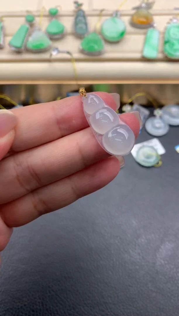 翡翠18K金镶嵌颈饰A679