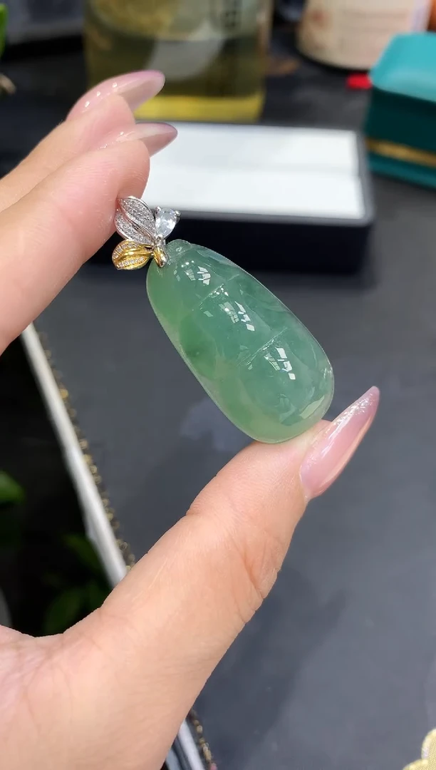 18K金镶嵌挂件翡翠豆子
