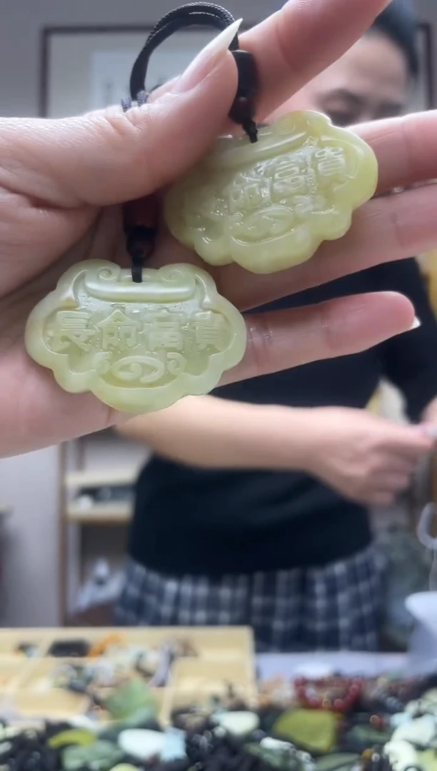 未镶嵌岫玉吊坠`