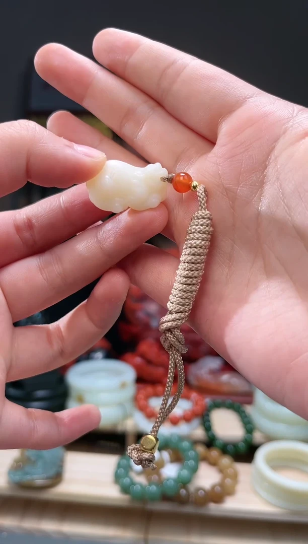 颈饰未镶嵌和田玉吊坠