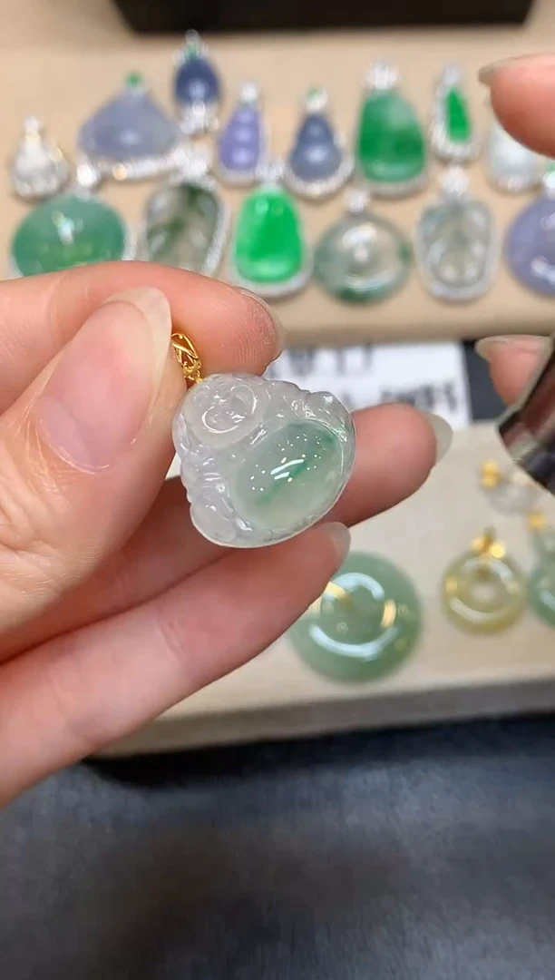 颈饰18K金镶嵌翡翠佛公【无服务费