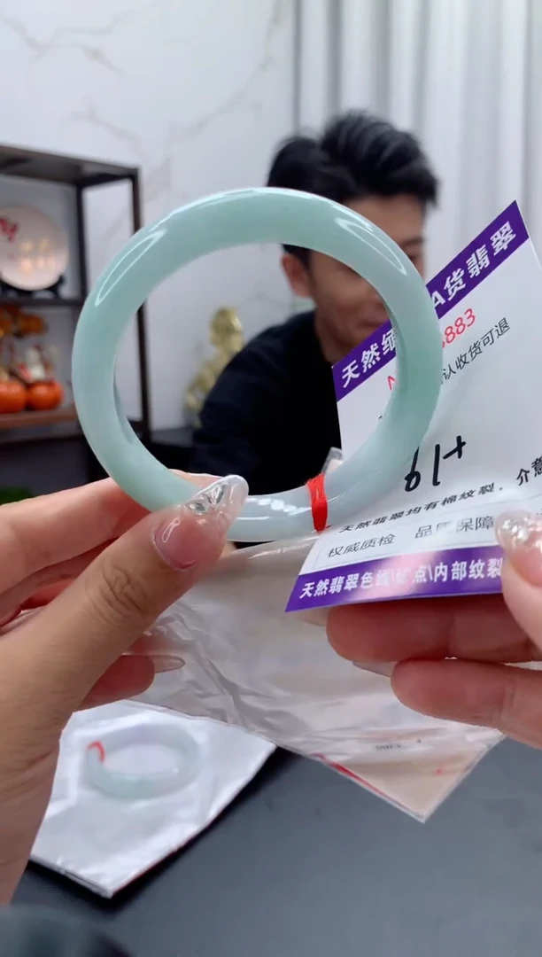 未镶嵌手镯翡翠有纹，完美者勿拍