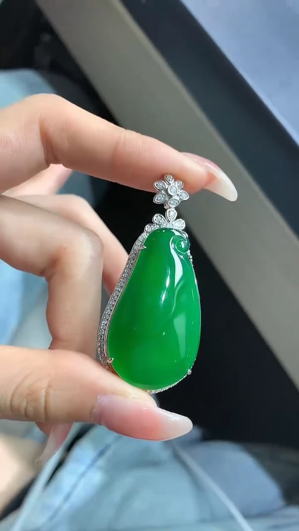 【闪购商品】翡翠吊坠(不含链)18K金镶嵌1团购