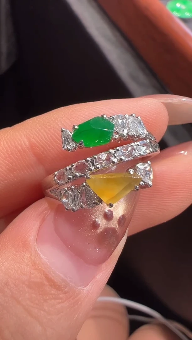 18K金镶嵌戒指翡翠戒指