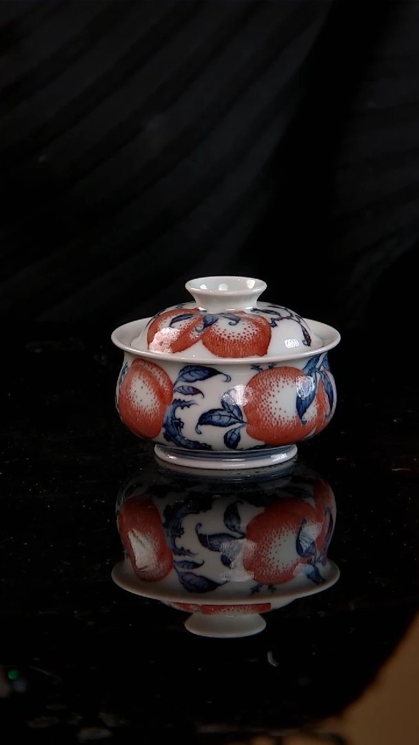 刻画堂青花釉里红寿桃盖碗