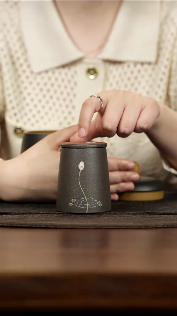 紫砂茶叶罐小罐平盖墨青泥泥绘荷花