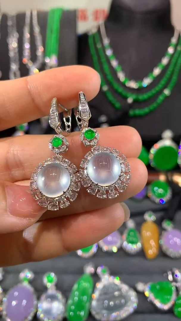 18K金镶嵌翡翠耳饰耳包