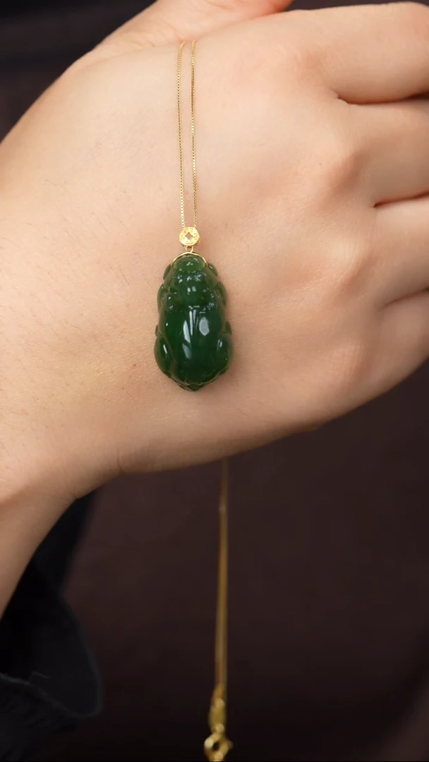 颈饰18K金镶嵌和田玉貔貅