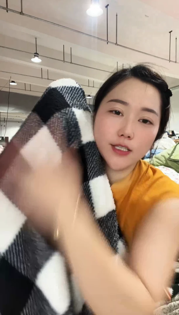 混纺主播手上展示的产品