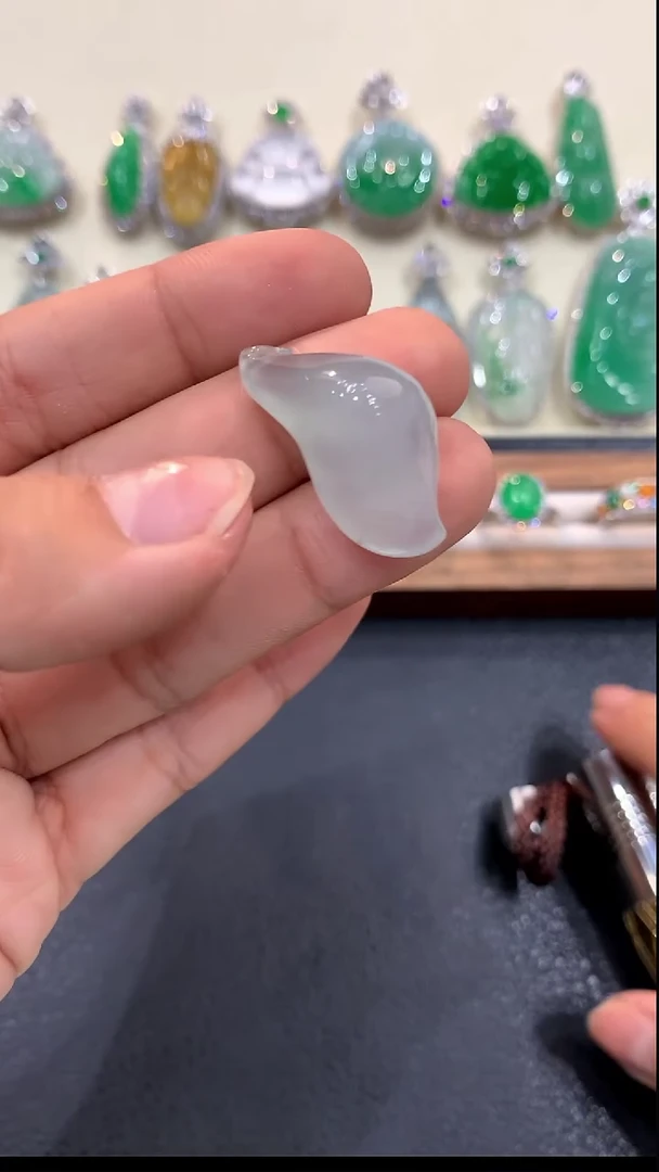 吊坠(不含链)未镶嵌翡翠随形吊坠