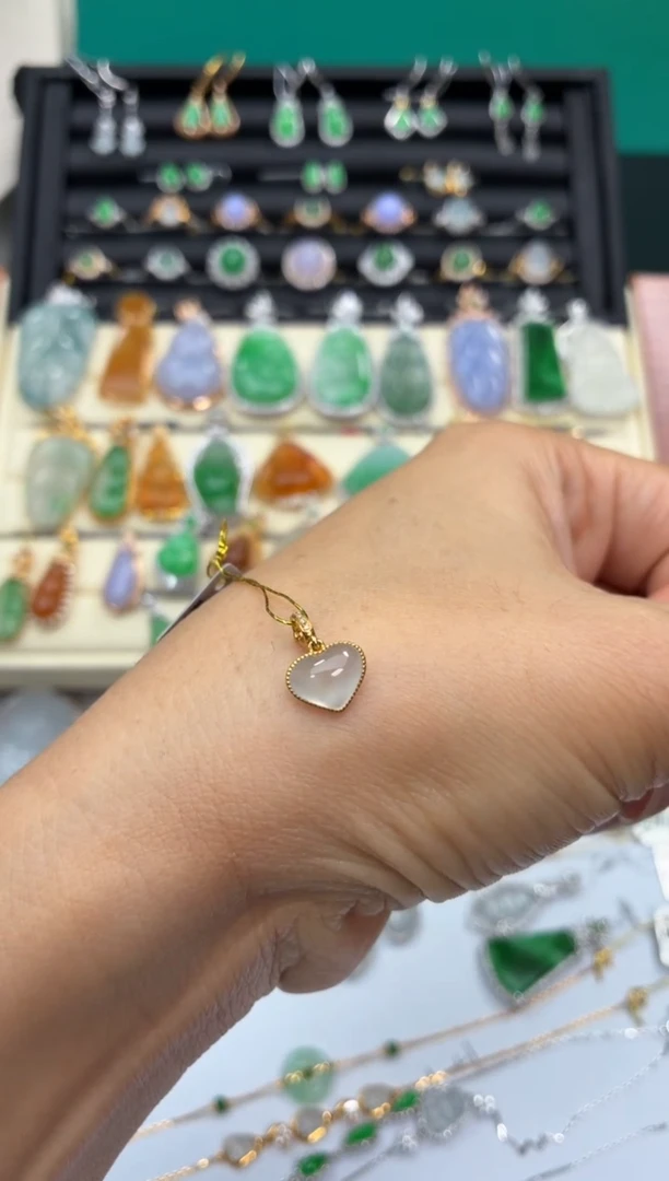 颈饰18K金镶嵌翡翠天然翡翠A货