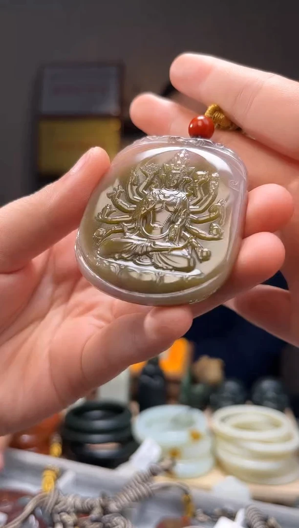 颈饰未镶嵌石英质玉吊坠