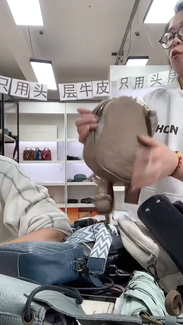 头层牛皮清货真皮  绣线小方包棕色