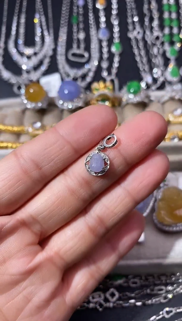 颈饰18K金镶嵌翡翠吊坠