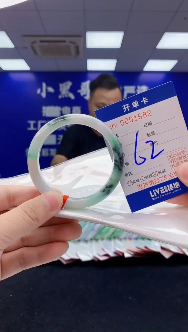 翡翠手镯未镶嵌2翡翠A货手镯