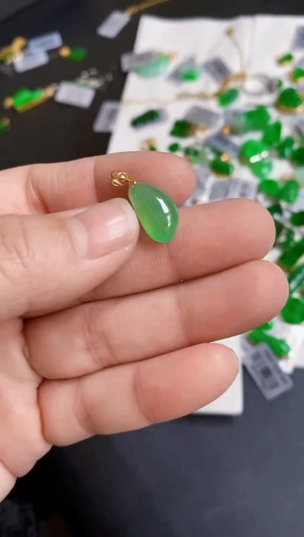 【闪购商品】翡翠颈饰18K金镶嵌吊坠