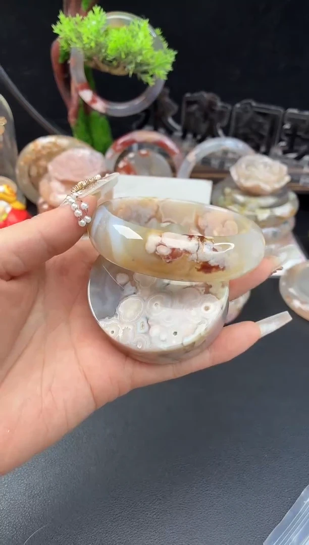 未镶嵌手镯（圆镯）石英质玉57