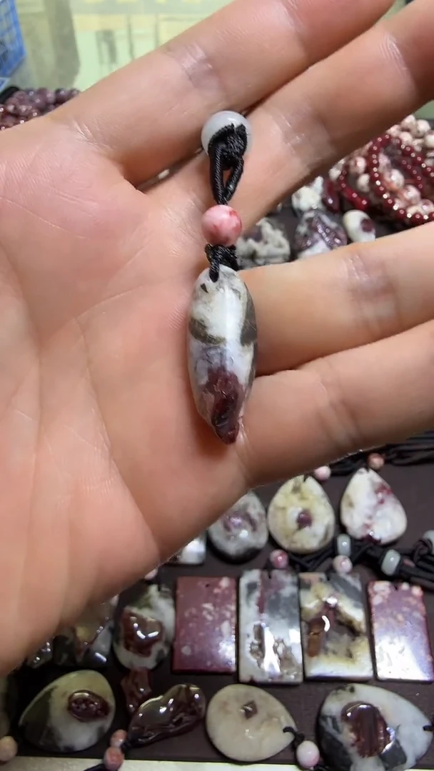天然辰砂大晶砂随行原石晶体吊坠