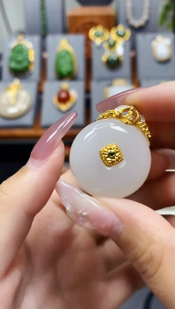 和田玉18K金镶嵌颈饰羊脂平安扣吊坠