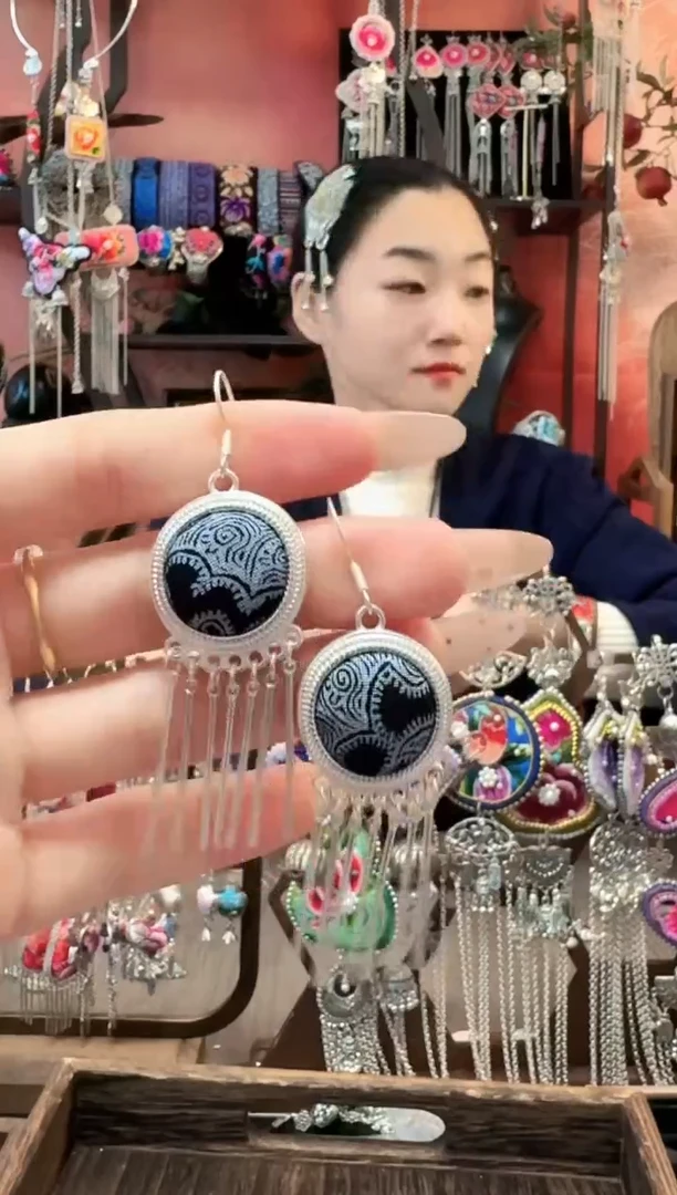 织绣云织谣民族风精美饰品8