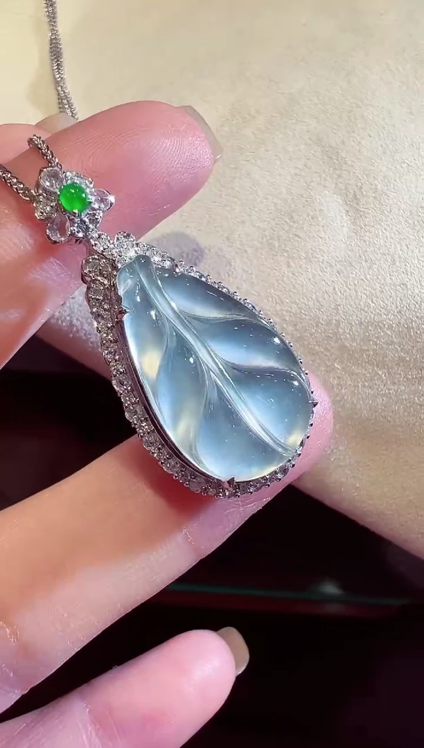 颈饰18K金镶嵌翡翠翡翠吊坠