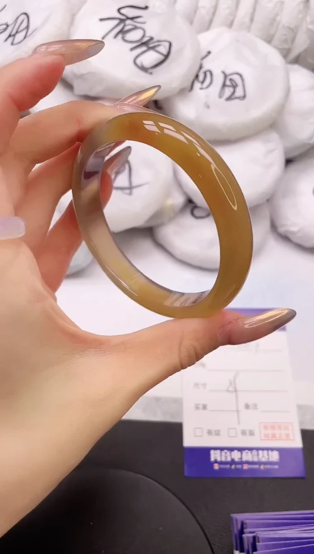 【闪购商品】石英质玉手镯未镶嵌18L363-59