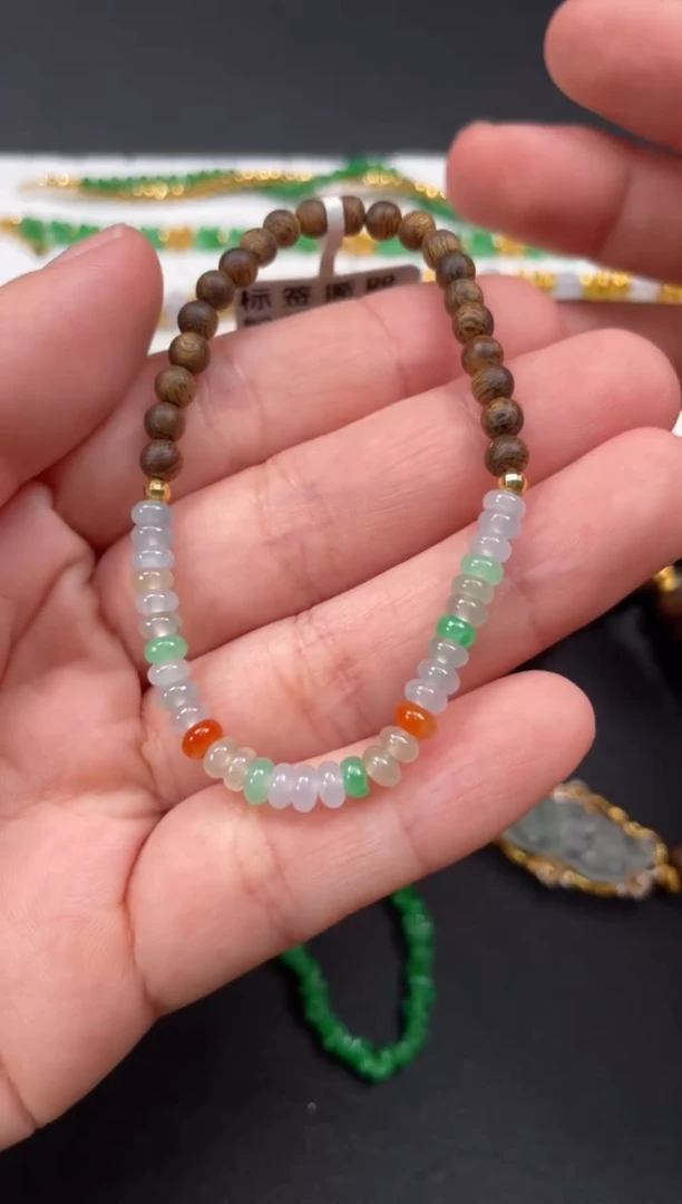 18K金镶嵌手串翡翠一条   P460