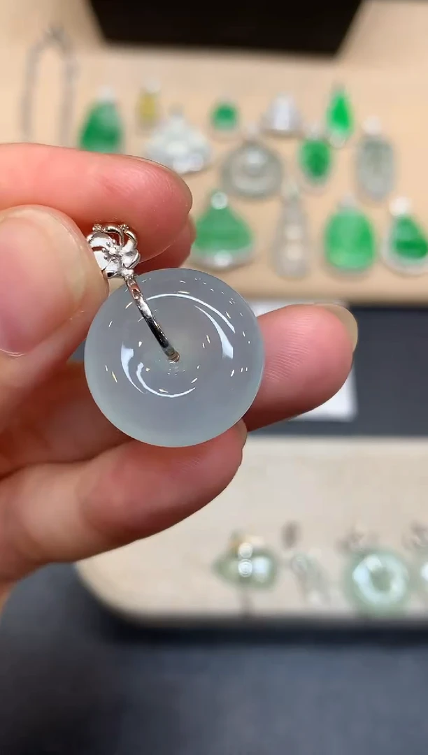 颈饰18K金镶嵌翡翠平安扣【无服务费