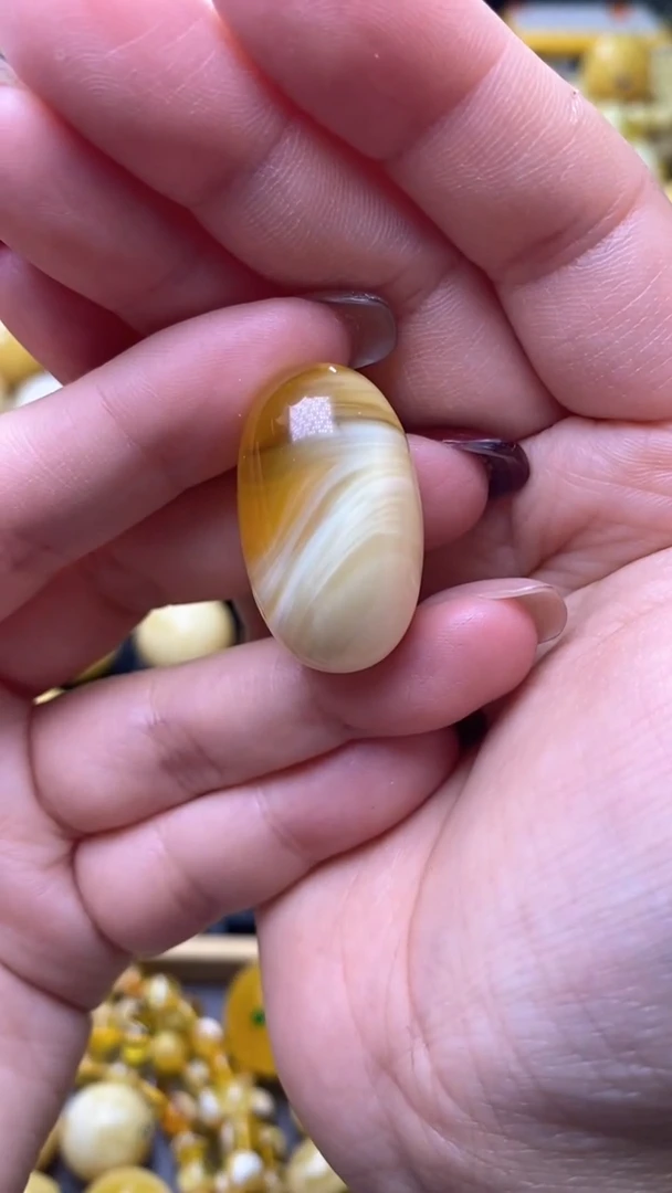 【闪购商品】琥珀裸石未镶嵌月.27