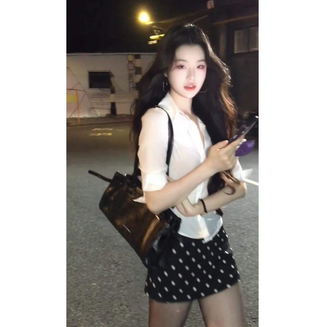 纯欲高级感辣妹白色透气翻领中袖衬衫女波点短裙两件套装2025新款