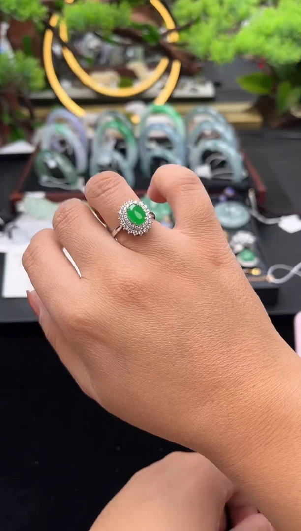 18K金镶嵌戒指翡翠戒指