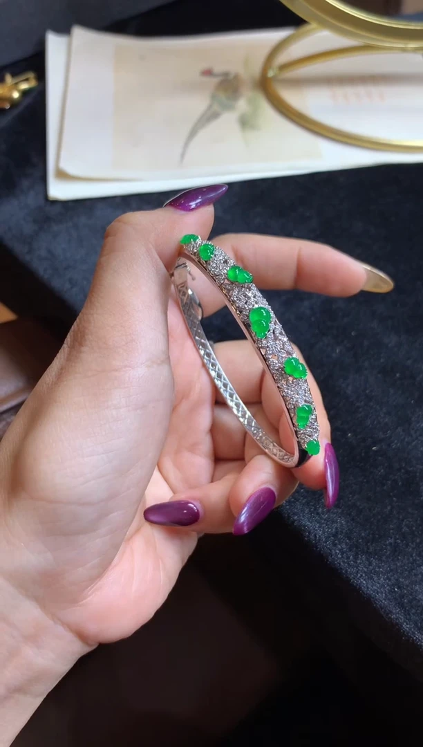 颈饰18K金镶嵌翡翠翡翠手镯（双十一特价）