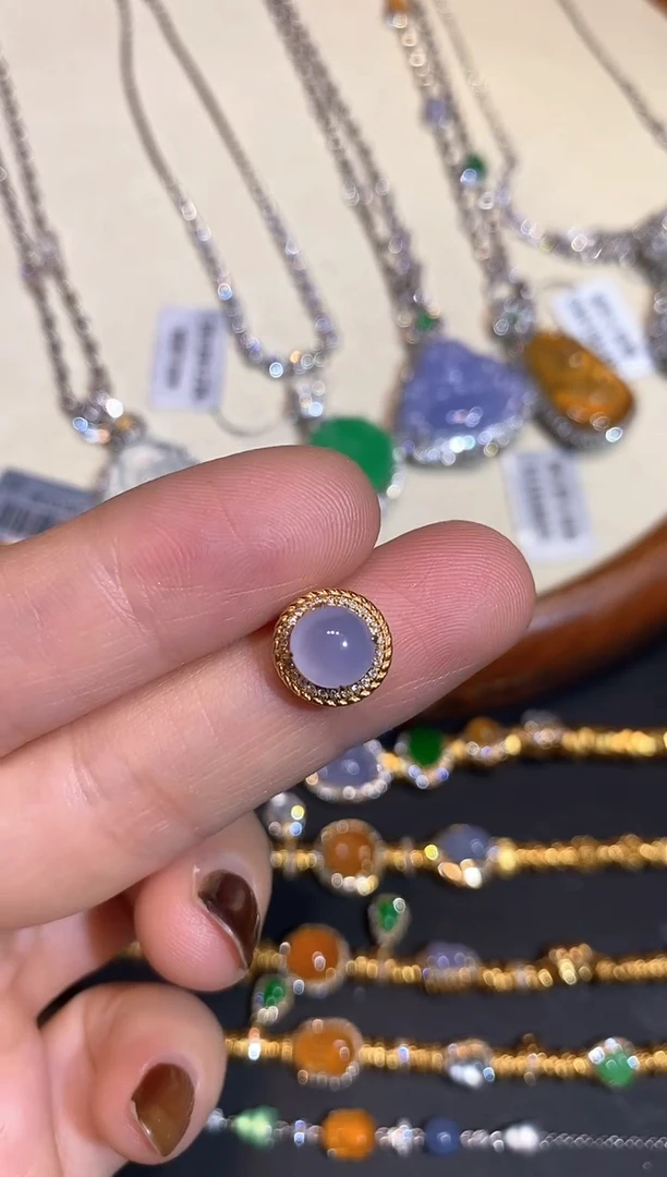 颈饰18K金镶嵌翡翠吊坠