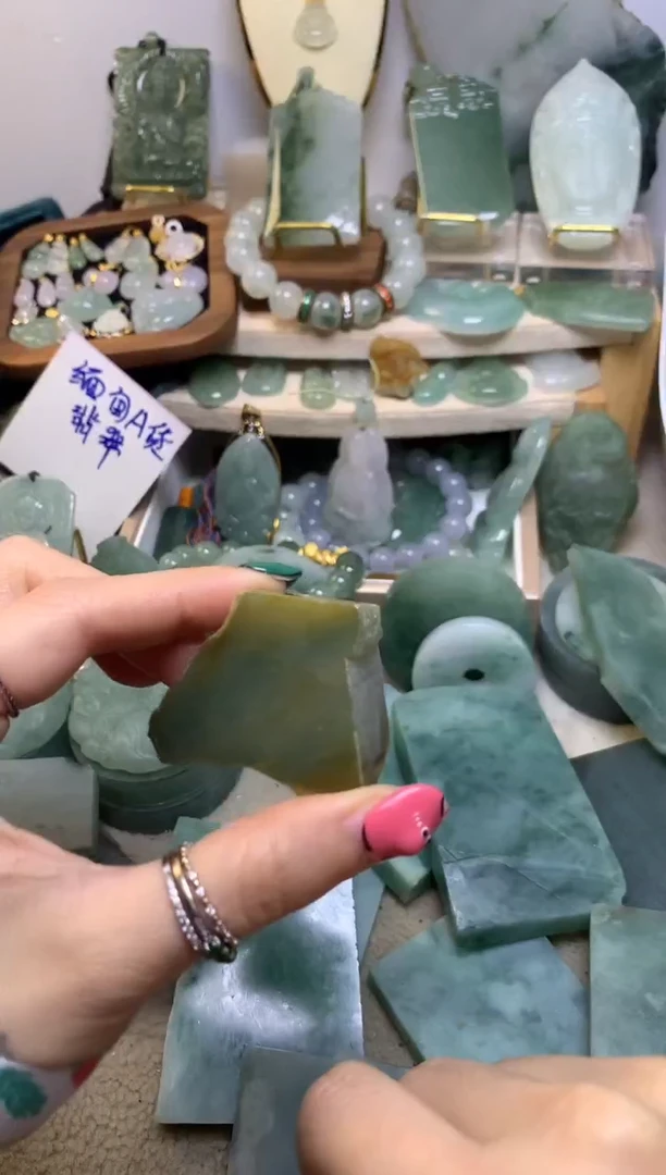 翡翠挂件未镶嵌 缅甸A货翡翠，没有运费险