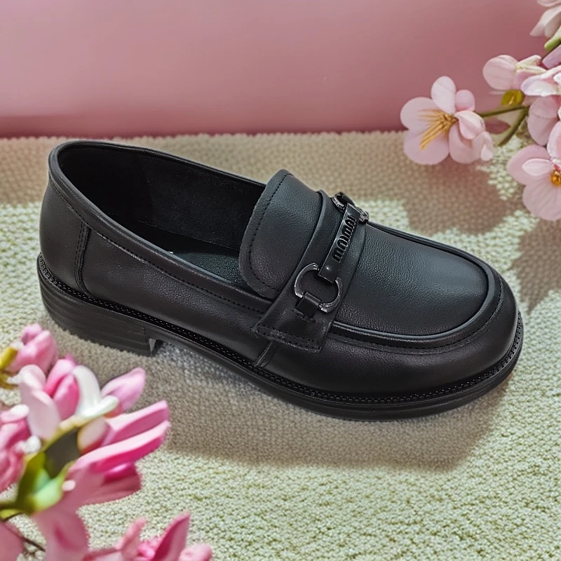 平底乐福皮鞋轻便时尚脚感舒适。女士