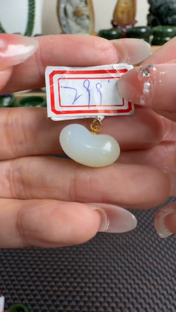 颈饰18K金镶嵌和田玉挂件