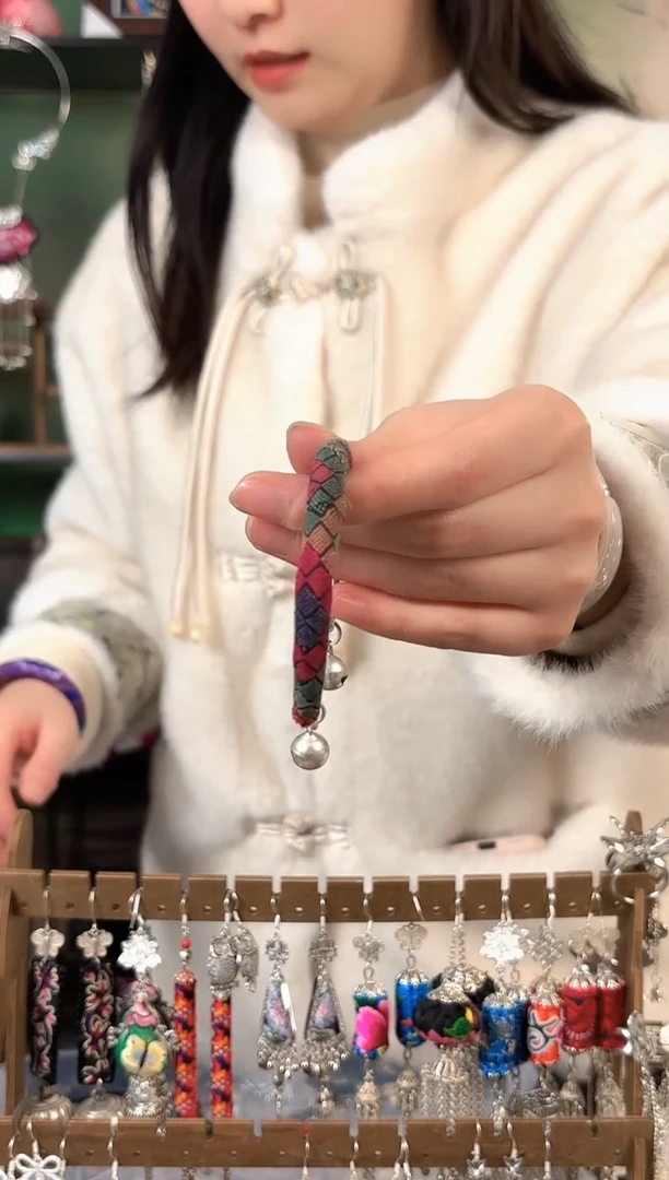 彩云南阁非遗老绣饰品573